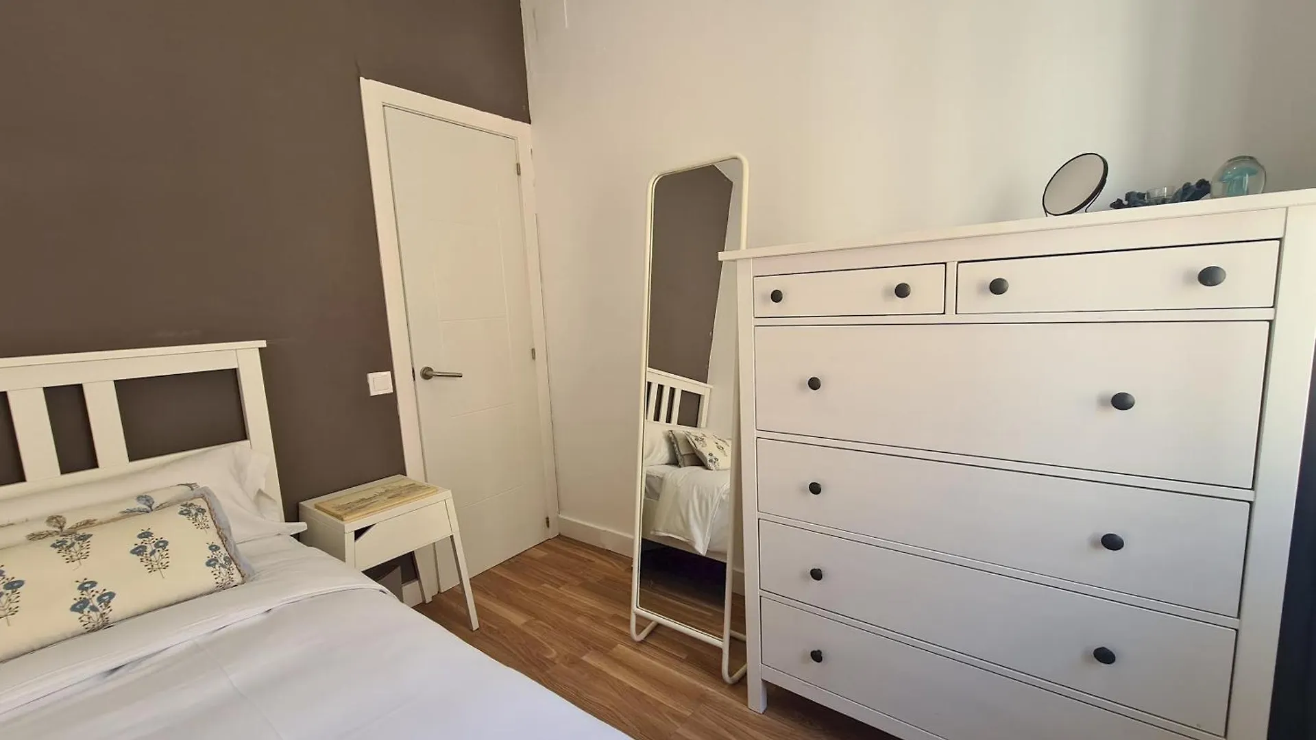 Apartment Walk To Camp Nou - Wi-Fi Ac 3 Bed By Myrentalhost L'Hospitalet de Llobregat Spain